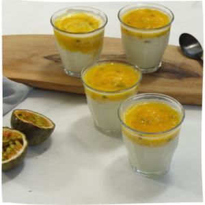 Gezonde kerstbrunch voor het hele gezin. Kerstrecepten voor kinderen zoals een glaasje met kwark, mango en passievrucht.
