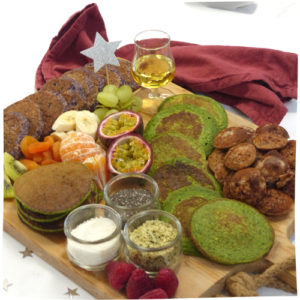 Gezonde kerstbrunch voor het hele gezin. Kerstrecepten voor kinderen zoals deze plank met plantaardige pannenkoekjes en poffertjes.