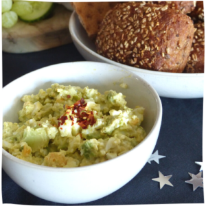 Gezonde kerstbrunch voor het hele gezin. Kerstrecepten voor kinderen zoals ei-avocadosalade met truffel