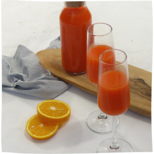 Gezonde kerstbrunch voor het hele gezin. Kerstrecepten voor kinderen zoals wortel-sinaasappelgembersap