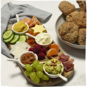 Gezonde kerstbrunch voor het hele gezin. Kerstrecepten voor kinderen zoals plank met heerlijke belegjes.