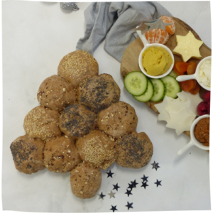 Gezonde kerstbrunch voor het hele gezin. Kerstrecepten voor kinderen zoals kerstboombroodjes